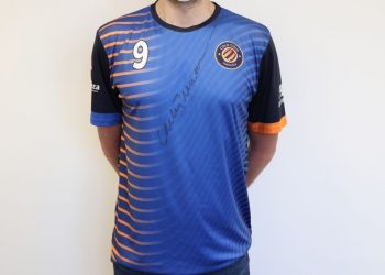 A subasta una camiseta del Colo firmada por Carlos Herrera