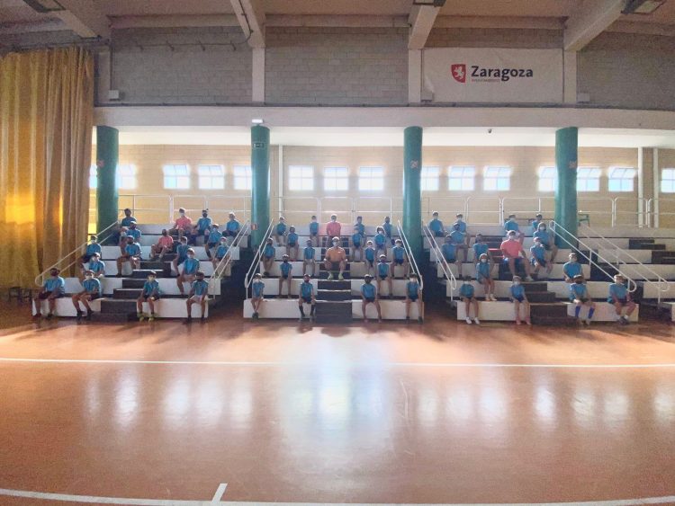 Más de 50 niños y niñas disfrutan con el fútbol sala en el Campus de Verano del Colo