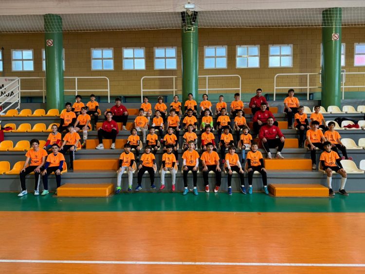 42 niños y niñas disfrutan del fútbol sala en el Campus Toyota Artal Colo Colo