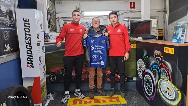 Manu Cebrián y Shunta Uchida visitan Neumáticos Solano
