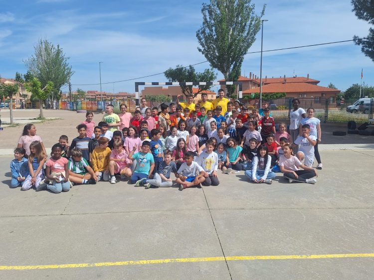 Jorge Tabuenca, Marcos Forga y Manu Franco visitan el CEIP Nertóbriga